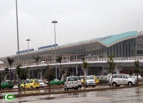 Trưa ngày 4/1, trời Đà Nẵng bắt đầu mưa khiến nhiều vị trí sảnh chờ nhà ga Sân bay quốc tế Đà Nẵng bị dột nước.